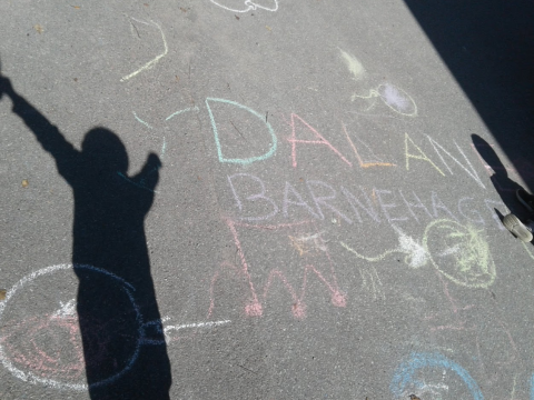Kunstverk på asfalten av barna i Dalane barnehage.