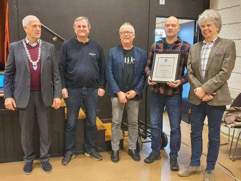 Sunnmøre Baarelag får Ørsta kommune sin kulturpris for 2021. Frå venstre ser me ordførar Stein Aam, Arne Moe, Kyrre Grimstad, Frode Sundnes, og Kjell-Rune Klubbenes.