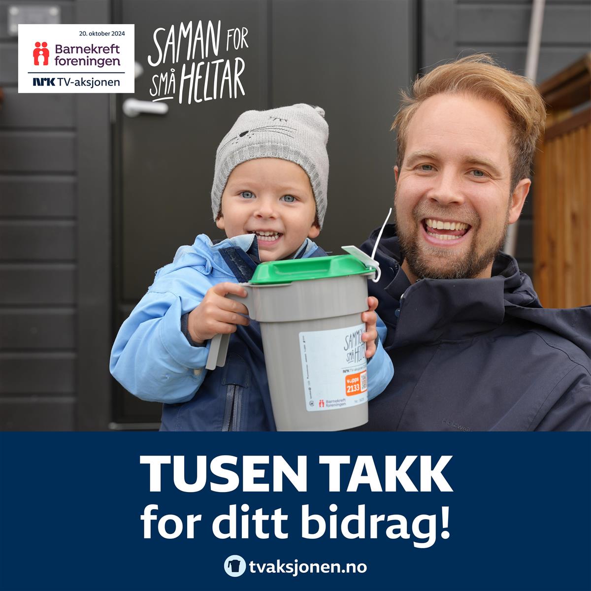 Bildet viser ein vaksen som holder opp eit barn. Barnet holder ei bøsse. Tekst under bilde: Tusen takk for ditt bidrag. - Klikk for stort bilete