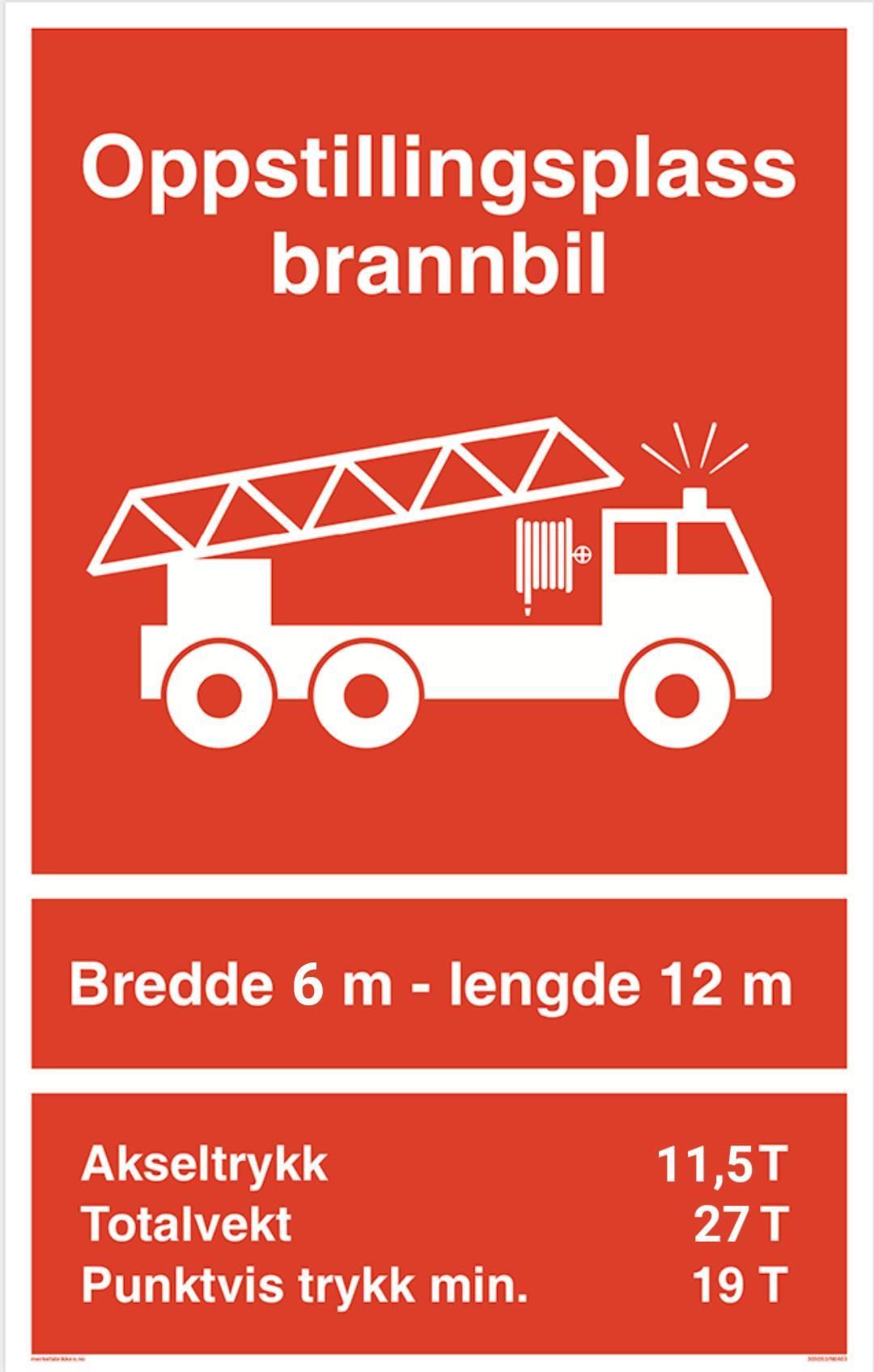 Skilt som viser Oppstillingsplass for brannbil med mål på bredd og lengd