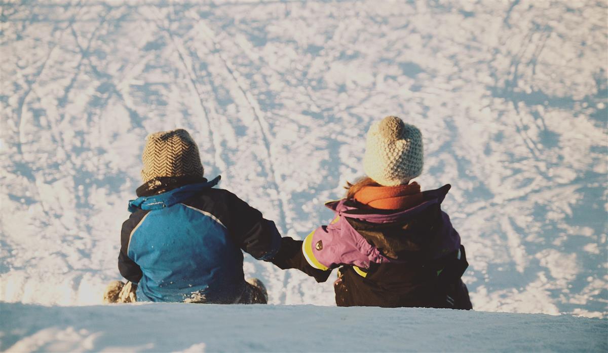 Bilde av to barn som aker i snøen. - Klikk for stort bilete