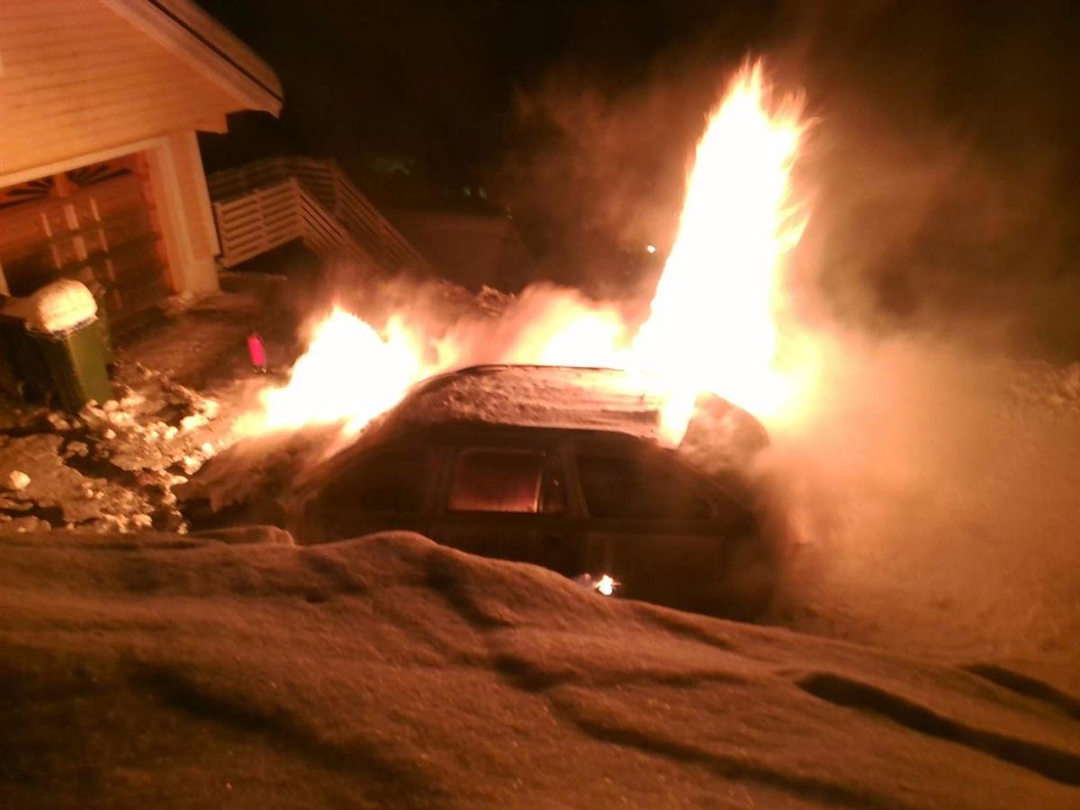 Bildet viser ein personbil som står i fyr og flammer.  - Klikk for stort bilete